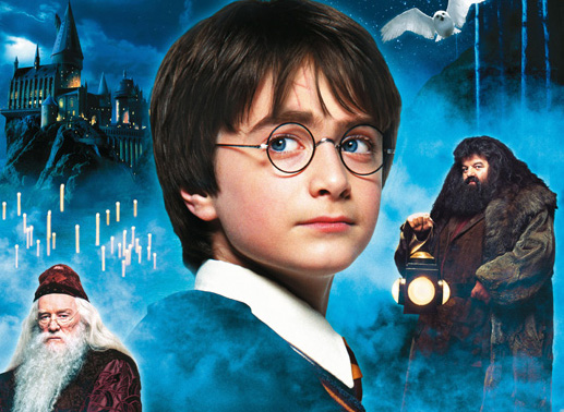 Der Waisenjunge Harry Potter (Daniel Radcliffe) erfährt, dass seine Eltern mächtige Zauberer waren, die im Kampf gegen das Böse ermordet wurden. An seinem elften Geburtstag wird Harry selbst an eine Schule für Zauberei berufen. Bild: Sender