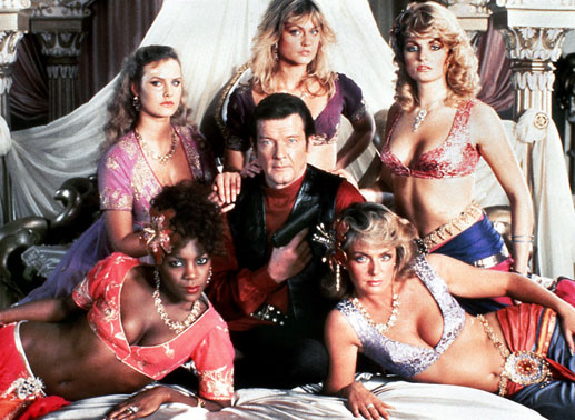 Fünf aufreizende Damen und eine Doppelnull: Roger Moore als James Bond. Bild: Sender