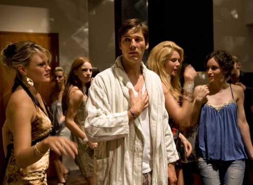 Während Werbeexperte Niklas (Florian David Fitz), der kurz vor der Hochzeit steht, kalte Füße bekommt, ist der schüchterne Dauersingle Günther noch auf der Suche nach der großen Liebe ... Bild: Sender / Warner Brothers