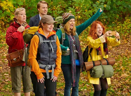 Die Gruppe mit Gudrun (Jutta Speidel, li.), Johann (Max von Pufendorf), Therapeutin (Birge Schade), Silvia (Stefanie Stappenbeck, 2. v. re.) und Rosa (Paula Kalenberg, re.) feuern Herbert und Alfred an, die an einem Seil über das Wasser schwingen. Bild: Sender