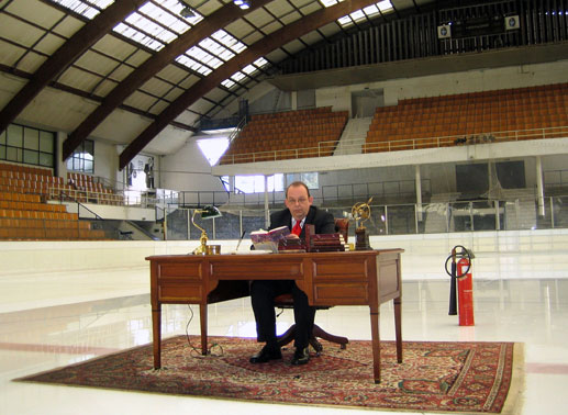 Dafür begibt sich Denis Scheck an wechselnde Schauplätze, hier in eine Eishalle. Ab 2009 wird das Büchermagazin mit Denis Scheck zehn Mal pro Jahr ausgestrahlt. Bild: Sender