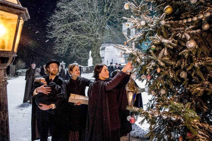 Marie (Maria Ehrich) dekoriert den Christbaum vor der Kirche mit ihren selbst gemachten Glaskugeln. Peter (Robert Gwisdek), mit Maries Tochter Gretchen auf dem Arm, und Johanna (Luise Heyer) bewundern den funkelnden Schmuck. Bild: Sender / Z / Hannes Hubach