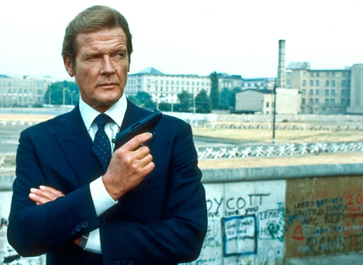 Roger Moore alias James Bond mit Pistole. Bild: Sender