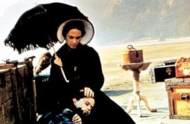  Neuseeland 1850: Die stumme Ada (Holly Hunter) ist mit ihrer neunj&auml;hrigen Tochter Flora (Anna Paquin) von Schottland nach Neuseeland gereist, um eine arrangierte Ehe mit dem Farmer Stewart einzugehen. Bild: Sender