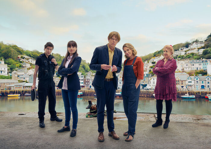 Beyond Paradise: Kelby (Dylan Llewellyn), Esther (Zara Ahmadi), Humphrey (Kris Marshall), Martha (Sally Bretton), Margo (Felicity Montagu). Bild: Sender / ZDF und BBC Studios / [M] Lux Lotus Liner. 