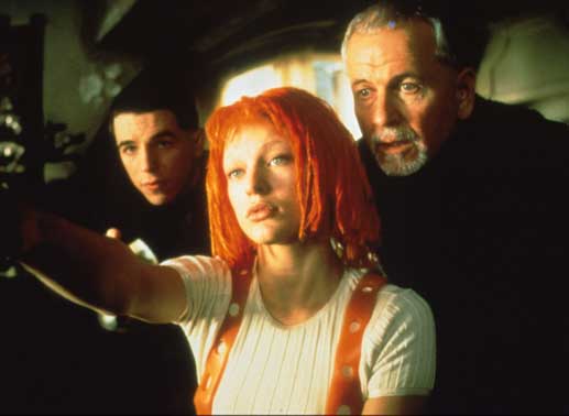 Augenblicklich erkennt der Priester Cornelius (Ian Holm, r.) in dem geheimnisvollen Mädchen Leeloo (Milla Jovovich, M.) die Trägerin des fünften Elements ... Bild: Sender/Tobis