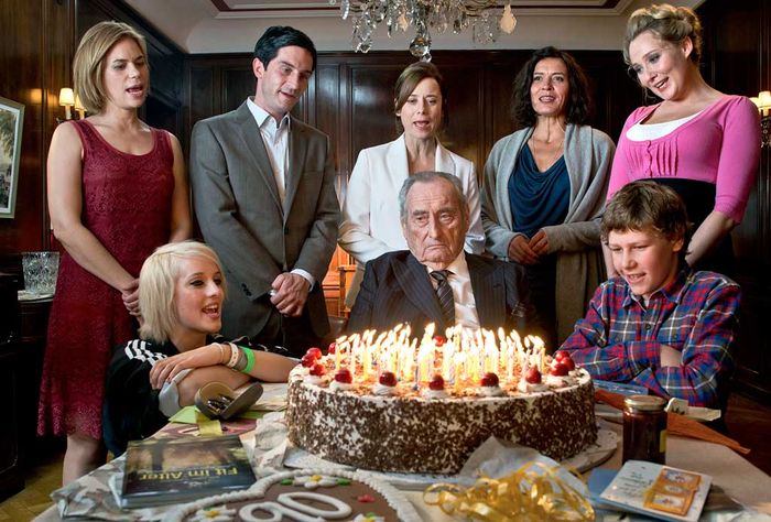 Er lebe hoch - zum 90. Geburtstag des Patriarchen Paul Bogenschütz (Walter Schultheiß) ist die Familie vereint: Sohn Michael (Christoph Bach), seine Frau Silke (Rita Lengyel), deren Kinder Salome (Vera Maria Schmidt) und Johann (Justus Dieffenbacher), die Bogenschüütz-Töchter Marlies (Inka Friedrich) und Marianne (Ulrike Folkerts), sowie die polnische Haushälterin Agnieschka (Monika Anna Wojtyllo). Bild: Sender / Sabotage Films / Pola Sieverding