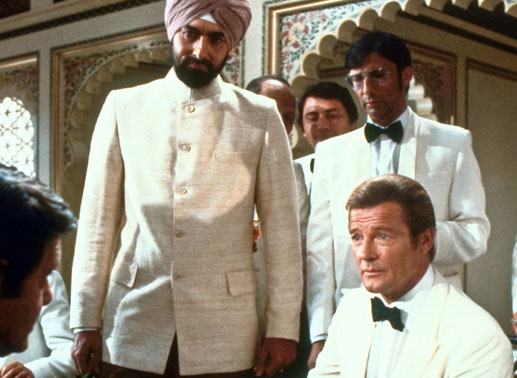 Bond (Roger Moore) gewinnt im Casino. Bild: Sender