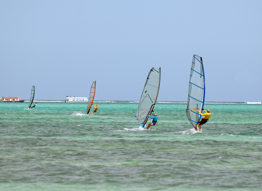 Windsurfen auf karibisch. Bild: Tobago Touristic.