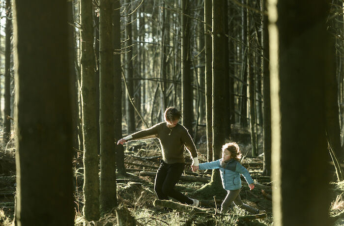 Geborgtes Wei&szlig;: Marta (Susanne Wolff) mit ihrem Sohn Nathan (Elia Gezer). Bild: Sender / WDR / arte / Martin Rottenkolber