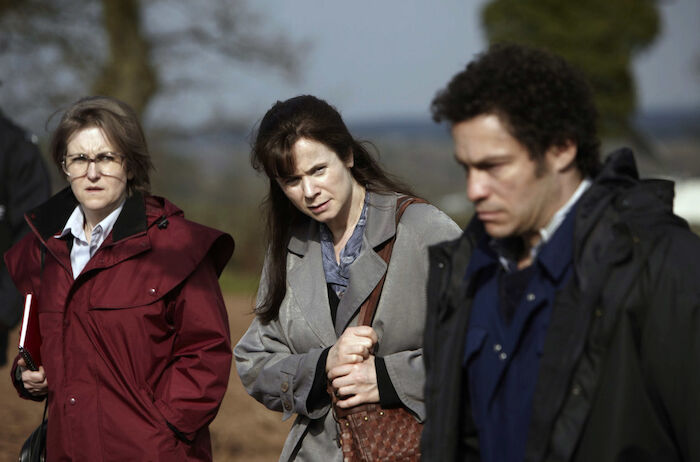Die Vertraute des Mörders: Fred West (Dominic West) führt Janet Leach (Emily Watson) zu dem Ort, an dem Anna vergraben liegt. Bild: Sender / ITV Studios