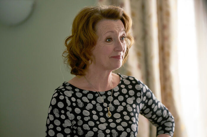 Mum: Cathy (Lesley Manville) bleibt selbst in den abstrusesten Situationen höflich. Bild: Sender / Big Talk Productions