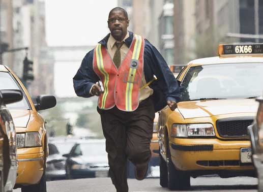 Riskiert Kopf und Kragen, um die Gangster doch noch dingfest zu machen: Fahrdienstleiter Walter Garber (Denzel Washington) ... Bild: Sender/Columbia