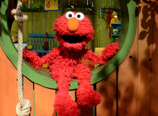 Ein kleines rotes Monster kommt groß raus: Elmo in der Sesamstraße. Bild: Sender