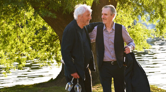 Trapps Sommer: Der Antiquar Heinz (Stephan Bissmeier) ermutigt Georg (G&uuml;nther Maria Halmer) zu einem romantischen Wagnis. Bild: Sender / ARD Degeto Film / Hardy Spitz,
