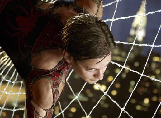 Der Mann im Spinnenkostüm im Spinnennetz: Peter Parler alias Spider Man (Tobey Maguire) in seinem zweiten Einsatz. Bild: Sender